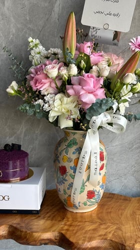 فازة ورد طبيعي مع كيكة التوت الفاخرة