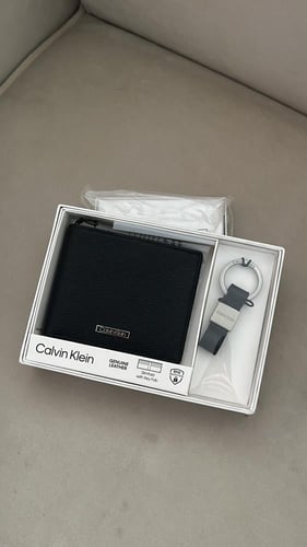 محفظة كالفن كلاين + ميدالية + باقة