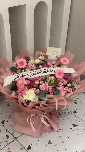 بوكيه ورد طبيعي مع شريطة مخصصة