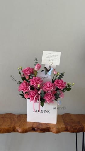 عقد الفراشة الزرقاء ، ورد طبيعي