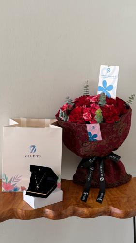 بوكيه أحمر كشميري + سلسال ذهب