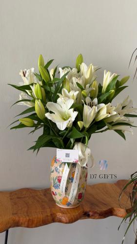 فازة رخامية مع ورد كازابلانكا الأبيض