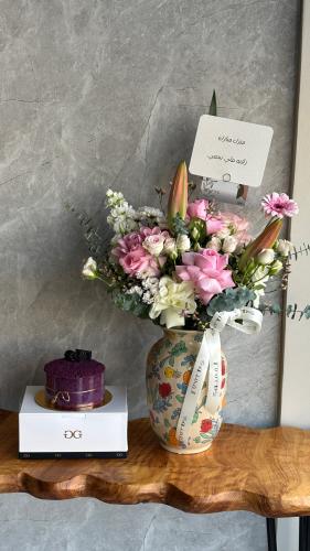 فازة ورد طبيعي مع كيكة التوت الفاخرة