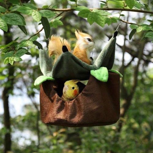 عش بشكل شجري لسناجب وطيور