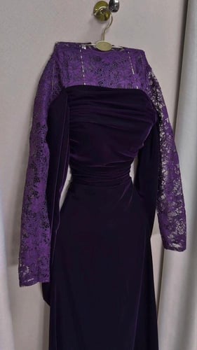 فستان مخمل ودانتيل