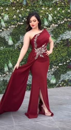 فستان احمر كريب باربي مطرز من الخصر