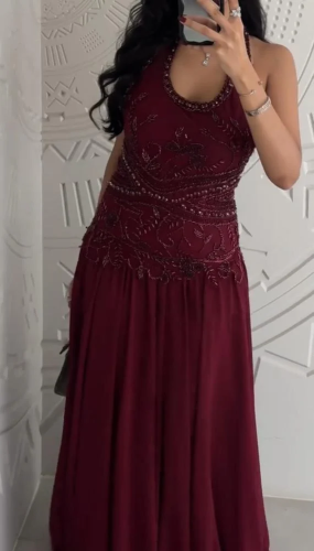 فستان احمر مطرز كرستال