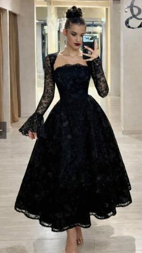 فستان من الدانتيل الأسود المشغول