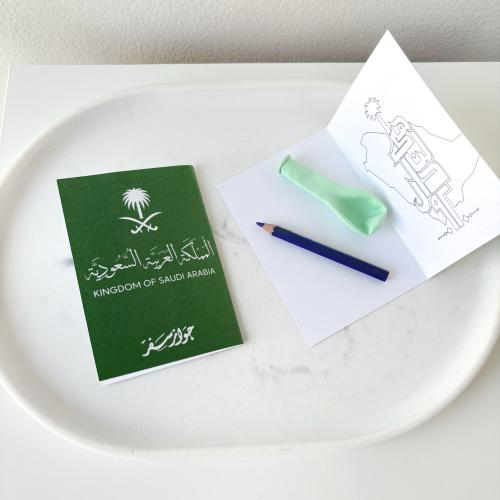 كرت جواز سفر مع لون خشبي و بلونة "درزن"