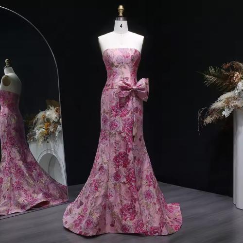 Evening dress sleeveless from the luxurious organza fabric with a mermaid design, with a bow at the waist and a slit on the side