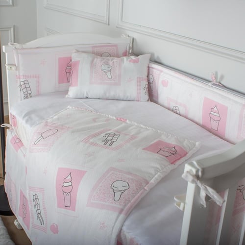 مفرش وجوانب لسرير الطفل وردي