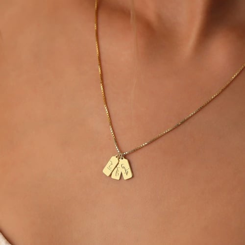 قلادة ناعمة مطلية بالذهب مع 3 اسماء من اختيارك