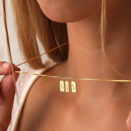 قلادة ناعمة مطلية بالذهب مع 3 اسماء من اختيارك