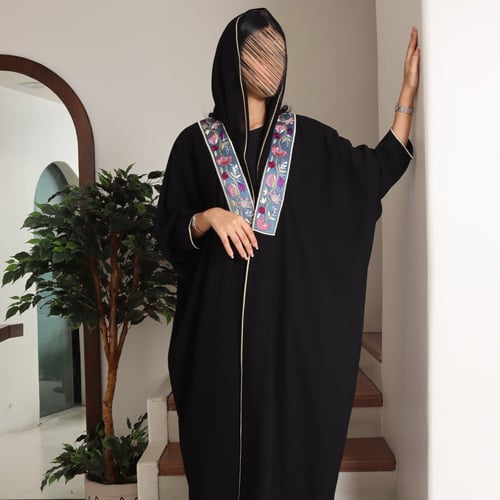 Pl41 عباية كريب ياقة تيفاني بتطريز ملون