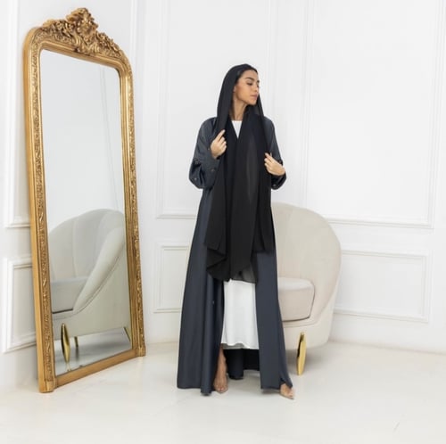 Pl19 عباية كريب رمادي بتطريز يدوي بالأكمام