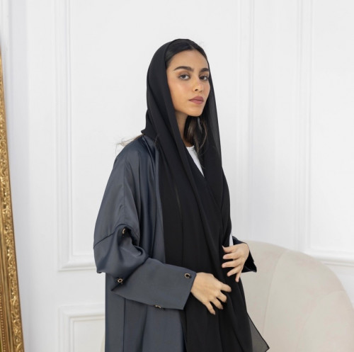 Pl19 عباية كريب رمادي بتطريز يدوي بالأكمام