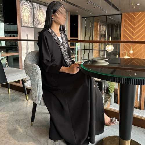 Pl22 عباية كريب بتطريز امامي يدوي