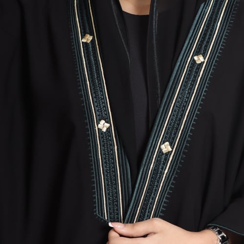 Pl32 عباية كريب بتطريز بشت ملكي