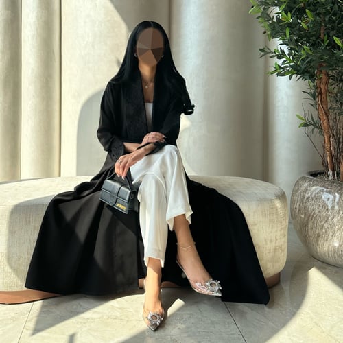 Pl23 عباية كريب بياقة جاكار مطرزه يدوي