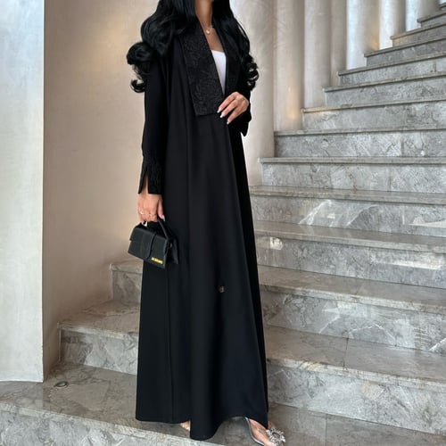 Pl23 عباية كريب بياقة جاكار مطرزه يدوي