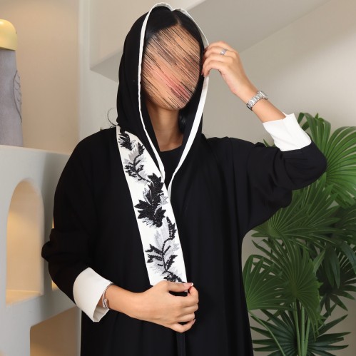 عباية كريب بياقة بيضاء تطريز ريش