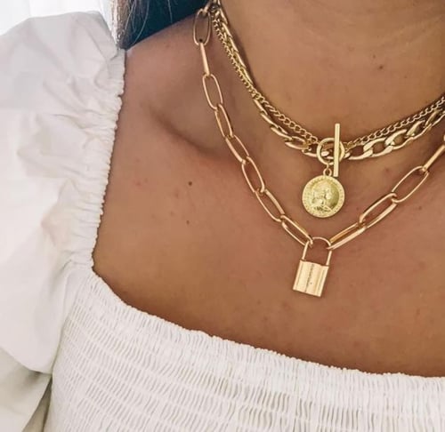 مجموعة قلائد نسائية أنيقة من VKME