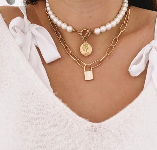 مجموعة قلائد نسائية أنيقة من VKME