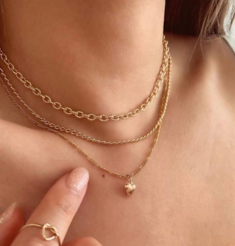 مجموعة قلائد نسائية أنيقة من VKME