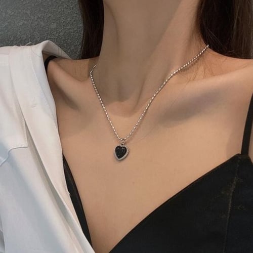 مجموعة قلائد نسائية أنيقة من VKME