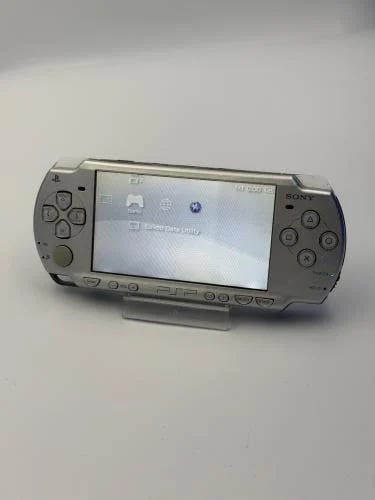 PSP 2000 — Ice Silver (مع الشاحن)