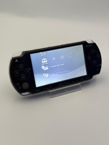 PSP 2000 — Piano Black (مع الشاحن)