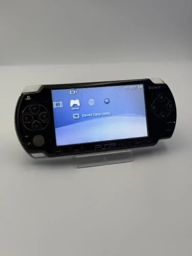 PSP 2000 — Piano Black (مع الشاحن)