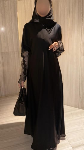 عباية نص كلوش بلاك بيري مع فتحة كم تريكو B19