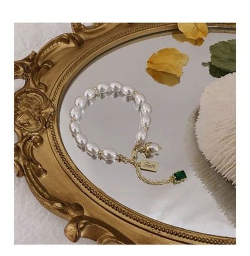 سوارة اللؤلؤ بتعليقة زمرد