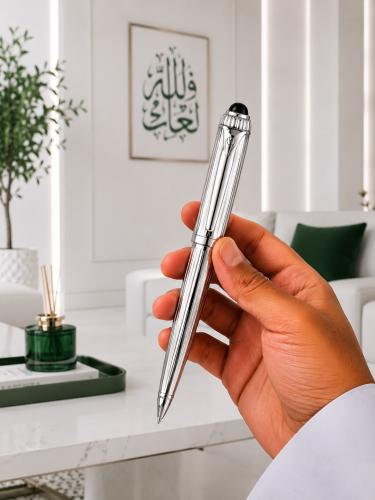قلم أنيق وهدية مثالية لعشاق الفخامة والكتابة الراق...