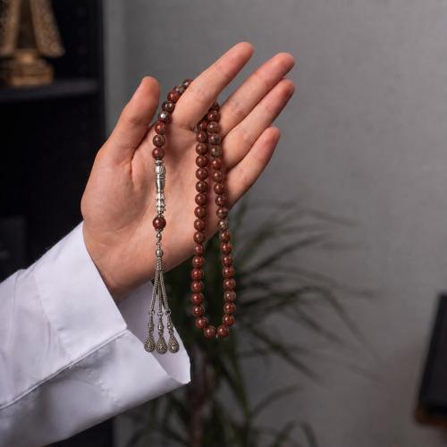 سبحة شُـمـوخ | حجر طبيعي بني عنابي مثالي