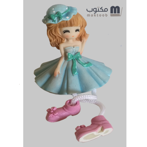 طفلة بفستان سهرة أخضر فاتح و قبعة جانبية