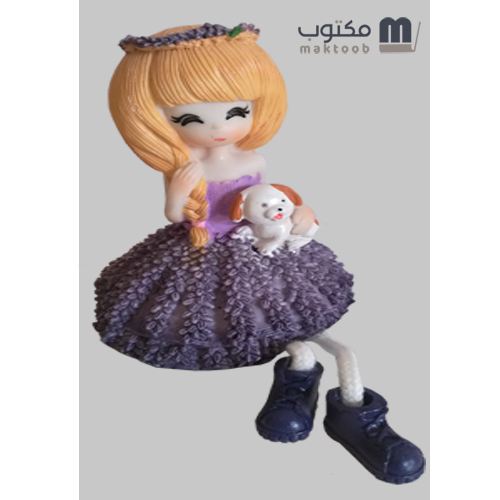 عروسة بتاج لون بنفسجي غامق مع كلب