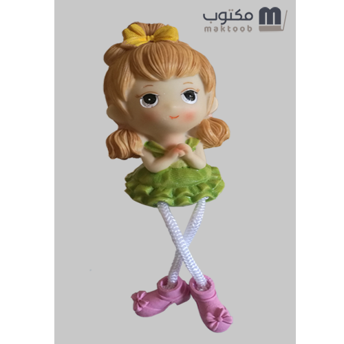 طفلة برأس كبير لون فستقي