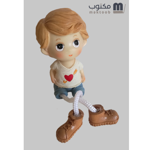 طفل ببدلة قلب حب