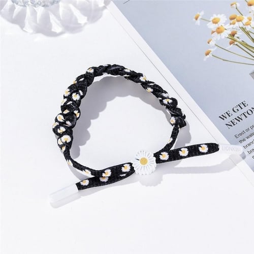 ساعة عصرية مع سوار قماشي بتصميم مميز بناتي