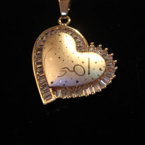 قلادة اكسسوار لون ذهبي شكل قلب منقوش عليها أمي