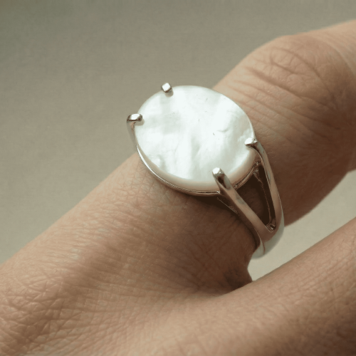 Royal ring with silver claws 925 - mother of pearl