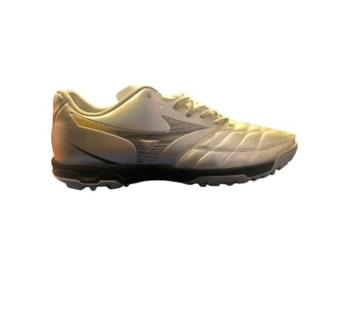 حذاء كرة قدم ميزينو