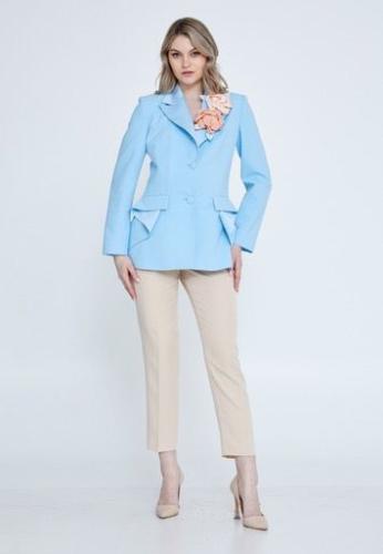 جاكيت بلون سماوي مزين بالور البارز