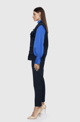 سترة بلا أكمام زرقاء داكنة مفصلة بالأزرار