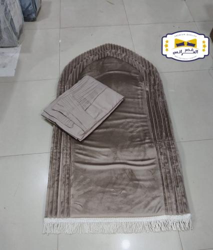 سجادة صلاة اسفنج مبطن مقلم مطرز مع شرشف صلاة