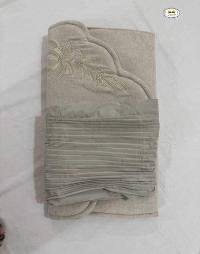 طقم سجاد فاخر على تطريز ملكي مع شرشف مكسر