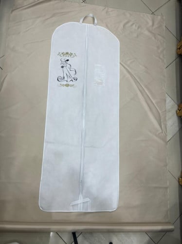 كيس ملابس لون ابيض رسم
