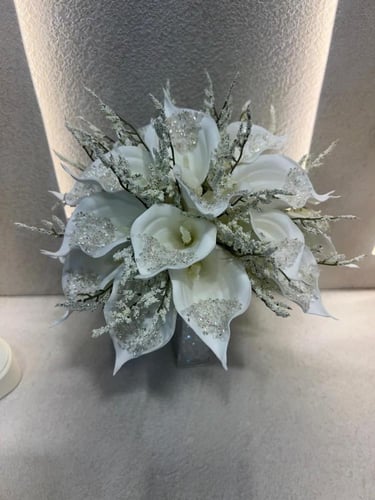 مسكة عروس من الورد الصناعي